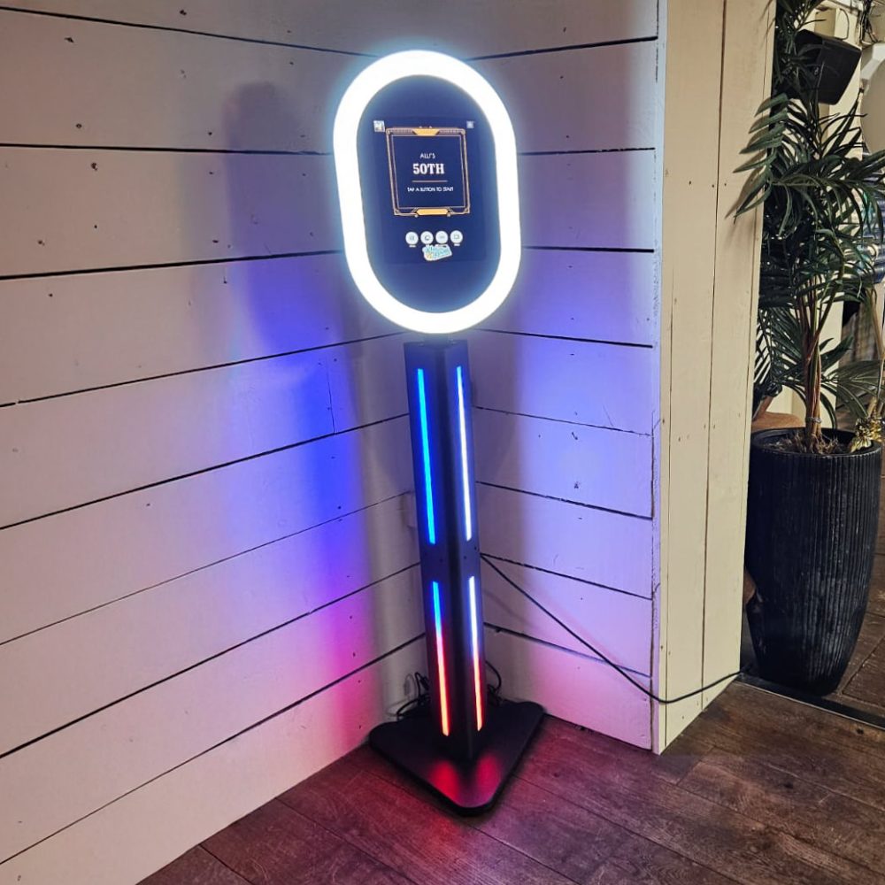 Maxi Glow Booth Selfie Pod Photo Booth at Il Rosso